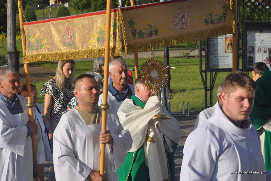 76 Procesja eucharystyczna.jpg